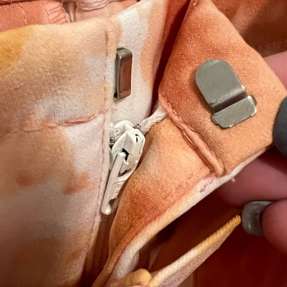 Ann Taylor Factory pleated, tie-dye, belted mid rise short. Size 0. - Picture 14 of 16